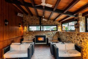 A seating area at Hotel-Restaurante La Quadra