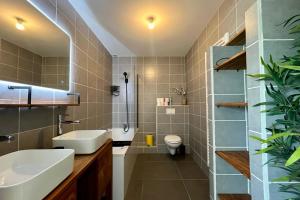 un bagno con lavandino e WC di Maison moderne proche Nancy 2 chambres 2 SDB parking a Seichamps Altre 8 foto
