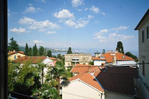 奥帕提亚Rooms Novaković的有建筑物和树木的城市景观
