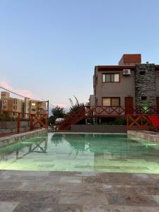 ein leerer Pool vor einem Gebäude in der Unterkunft Cepas de Mar Resort & Wine in Las Gaviotas