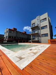 ein Schwimmbad vor einem Gebäude in der Unterkunft Cepas de Mar Resort & Wine in Las Gaviotas + 24 Fotos