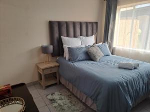 Postel nebo postele na pokoji v ubytování Hazel Haven 1 Guest House