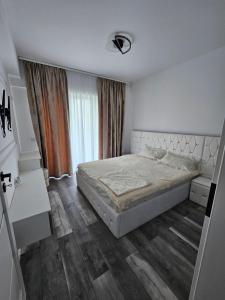 Ένα ή περισσότερα κρεβάτια σε δωμάτιο στο Apartament 2 camere Brazda