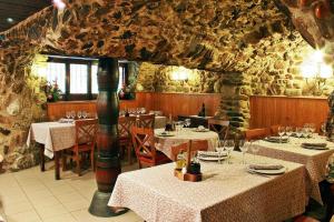 A restaurant or other place to eat at Hotel-Restaurante La Quadra
