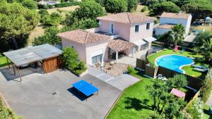 an aerial view of a house with a pool at Villa ROSÉA DU VAR in PACA Piscine Privée 10mn de Fréjus in Puget-sur Argens