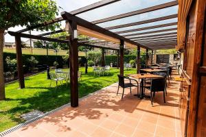 A garden outside Hotel-Restaurante La Quadra