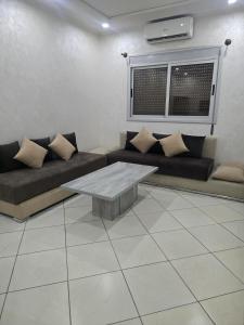 ein Wohnzimmer mit einer Couch und einem Couchtisch in der Unterkunft MMA SAIDIA Resort in Saidia 