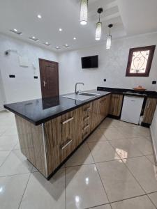 eine Küche mit Spüle und Arbeitsplatte in der Unterkunft MMA SAIDIA Resort in Saidia 