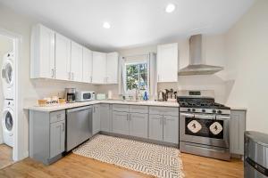 Kuchyň nebo kuchyňský kout v ubytování Spacious 3Bdr Home close to Manhattan Beach