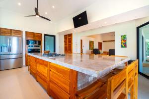 cocina con encimera grande en una habitación en Private-large Pool-ocean Views-sleep 10-luxury, en Punta Mala