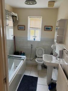 Et badeværelse på Apartment with Free Parking