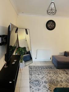 Et tv og/eller underholdning på Apartment with Free Parking