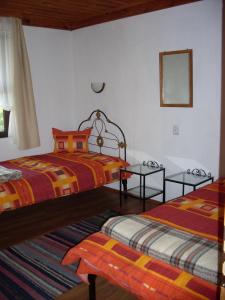 Un pat sau paturi într-o cameră la Tsutsovi House