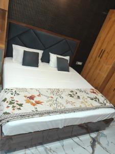Una cama o camas en una habitación de crezy location of Lucknow