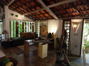 un soggiorno con un divano e un tavolo di Cultura Mix Guest House a Arraial d'Ajuda