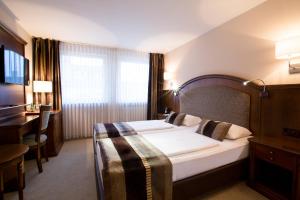 Postel nebo postele na pokoji v ubytování Burghotel Nürnberg