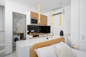a white kitchen with a couch in a room at La MER 4 suite in Matala