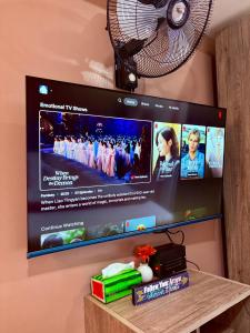 una grande TV a schermo piatto appesa a un muro di Sunvida tower SM cebu a Cebu City Altre 20 foto