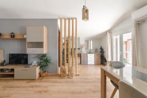 un salon avec parquet et une pièce avec une table dans l'établissement Kalliston - Meteora, à Kalambaka