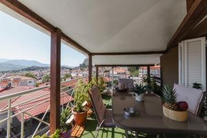 un balcon avec une table et des chaises et une vue dans l'établissement Kalliston - Meteora, à Kalambaka