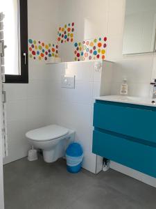 a bathroom with a toilet and a sink at Maison La Hume climatisée avec piscine et terrasse in Gujan-Mestras +3 photos