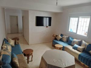 Televisyen dan/atau pusat hiburan di Appartement meubles Tanger
