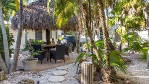 Κήπος έξω από το Bonita Beach Inn & Suites