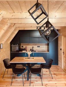 une salle à manger avec une table et des chaises en bois dans l'établissement Mountain homes Durmitor 3, à Žabljak