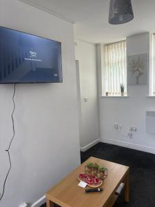 TV a/nebo společenská místnost v ubytování Cosy 1BR Retreat with Garden & Fast Wi-Fi