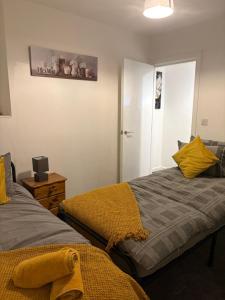 Postel nebo postele na pokoji v ubytování Cosy 1BR Retreat with Garden & Fast Wi-Fi + 15 fotografií