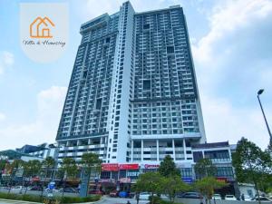 サイバージャヤにあるRumaKU at Cybersquare SOHO Cyberjaya - Studio - Wifiのたくさんの窓がある高い建物