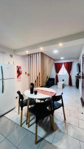 eine Küche mit Tisch und Stühlen und einem Kühlschrank in der Unterkunft Casa Huerquen in Neuquén