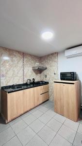 eine Küche mit Spüle und Arbeitsplatte in der Unterkunft Casa Huerquen in Neuquén + 3 Fotos