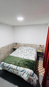 Bett in einem Raum mit durchschnittlicher Zufriedenheit in der Unterkunft Casa Huerquen in Neuquén