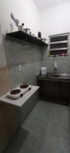 a kitchen with a sink and a counter with a plate at Residencial Barbosa - Apto 101 in Macaé