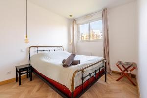 モンテヴランにあるBeautiful flat near Disney with Parkingの窓のある部屋にベッドがある寝室
