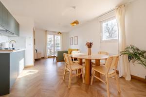 モンテヴランにあるBeautiful flat near Disney with Parkingのテーブルと椅子のあるキッチンとダイニングルーム +23枚の写真