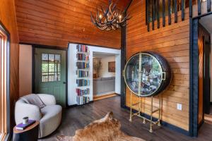 Gallery image of 3BR Cozy Cabin with Mountain Views & Fireplace in Newtown +25 photos