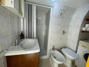 a bathroom with a sink and a toilet at Casa Roberta - Affitti Brevi Italia in Monte SantʼAngelo +4 photos