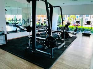 ein Fitnessstudio mit mehreren Laufbändern in einem Raum in der Unterkunft Jim&Mie Cozy Homes 3R2BR at MIRAI Residence UKM GMI Kajang in Kajang