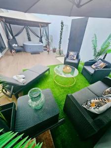 ein Wohnzimmer mit Sofas und einem Tisch in der Unterkunft DELYA Maria in Abidjan