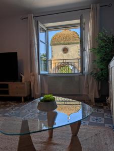 une pièce avec une table en verre devant une fenêtre dans l'établissement T2 tout confort, cité, parking, à Carcassonne