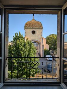 - une vue sur un bâtiment depuis une fenêtre dans l'établissement T2 tout confort, cité, parking, à Carcassonne