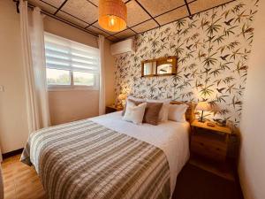 テルデにあるAgrotur Fenixのベッドルーム1室(大型ベッド1台付)