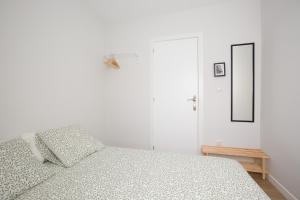 a white bedroom with a bed and a mirror at Alberto Rooms habitaciones en piso compartido baño y zonas comunes compartido in Bilbao