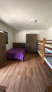 Ένα ή περισσότερα κρεβάτια σε δωμάτιο στο Aluguel de quartos a 90km de São Paulo +5 φωτογραφίες