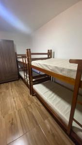 Ένα ή περισσότερα κρεβάτια σε δωμάτιο στο Aluguel de quartos a 90km de São Paulo