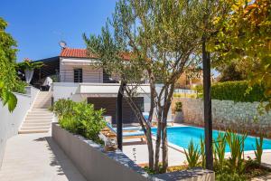 a house with a swimming pool in a yard at Holiday Home Vuko in Sevid