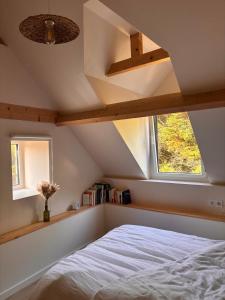 En eller flere senge i et værelse på La maison du Lavoir