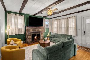 Una sala de estar con un sofá y una chimenea. en Charming 4BR Retreat in Arlington Sleeps 12 NearDC, en Arlington